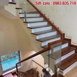 Cầu thang lan can kính tay vịn gỗ tại Hà Nội, Báo giá cầu thang kính cường lực Cầu thang lan can kính tay vịn gỗ tại Hà Nội, Báo giá cầu thang kính cường lực