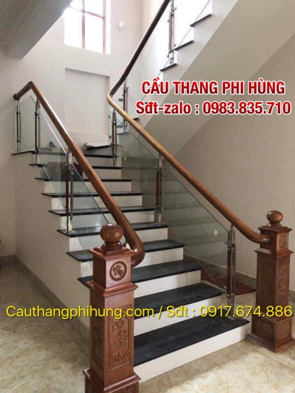 Chiêm ngưỡng mẫu cầu thang kính đẹp tay vịn gỗ tại Hà Nội