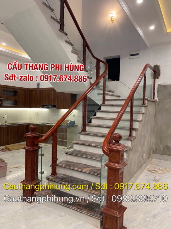 CẦU THANG KÍNH CƯỜNG LỰC TAY VỊN GỖ