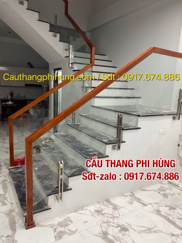 CẦU THANG KÍNH ĐẸP TAY VỊN GỖ TẠI HÀ NỘI