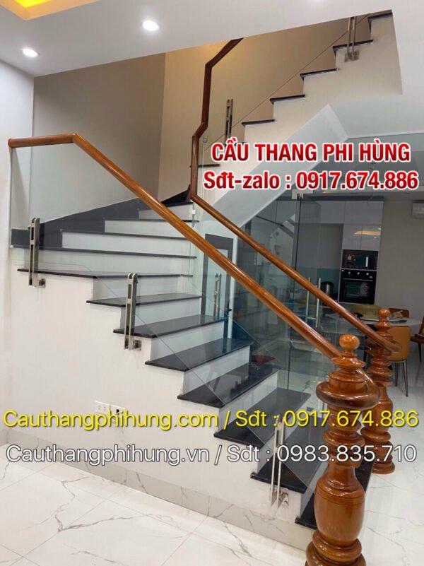 Cầu thang kính cường lực đẹp , Cầu thang kính đẹp tay vịn gỗ tại Hà Nội