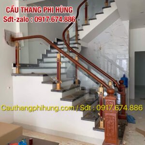 Cầu thang kính đẹp tay vịn gỗ . Mẫu lan can cầu thang kính cường lực tại Hà Nội Cầu thang kính đẹp tay vịn gỗ . Mẫu lan can cầu thang kính cường lực tại Hà Nội