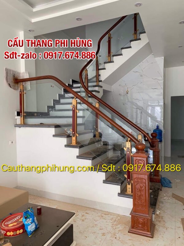 Cầu thang kính đẹp tay vịn gỗ . Mẫu lan can cầu thang kính cường lực tại Hà Nội