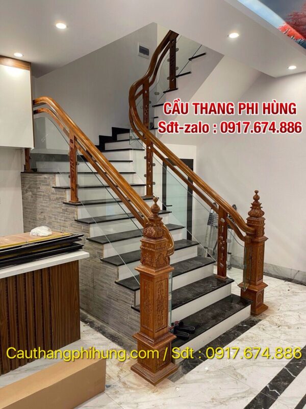 Cầu thang kính đẹp tay vịn gỗ . Cầu thang kính cường lực tại Hà Nội