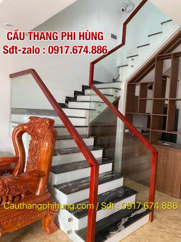 Cầu thang kính đẹp tại Hà Nội . Mẫu cầu thang kính tay vịn gỗ