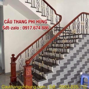Cầu thang lan can sắt nghệ thuật tay vịn gỗ tại Hà Nội Cầu thang lan can sắt nghệ thuật tay vịn gỗ tại Hà Nội